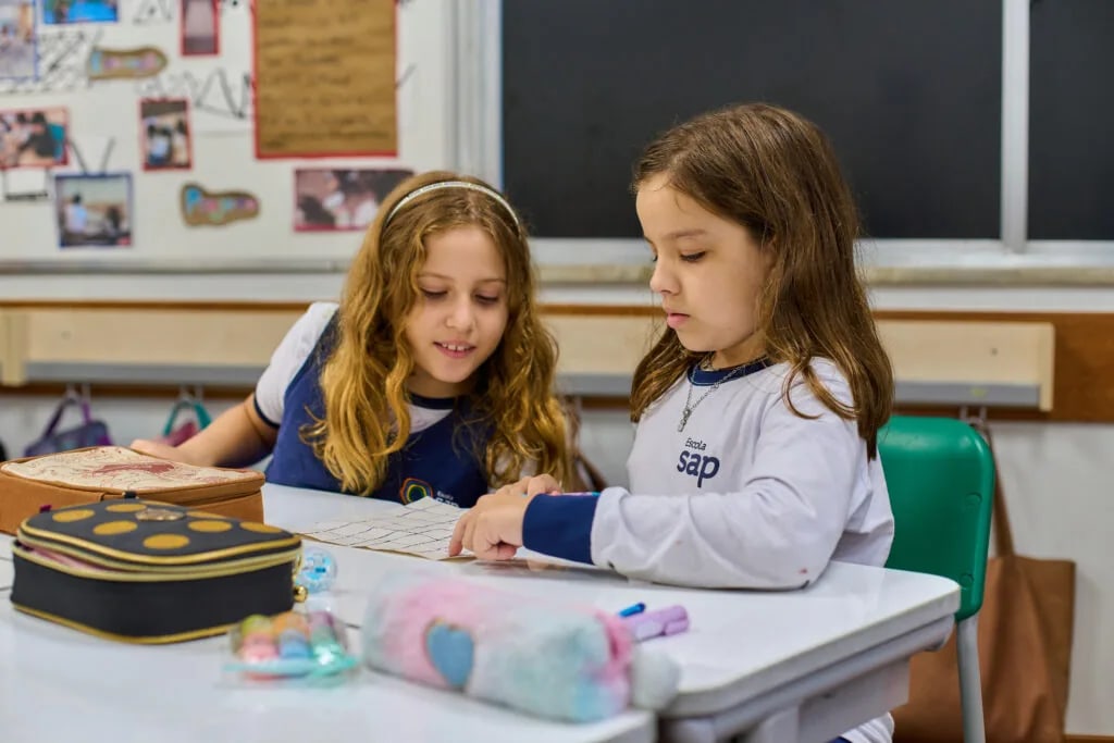 Alunas da Escola SAP colaborando em uma atividade