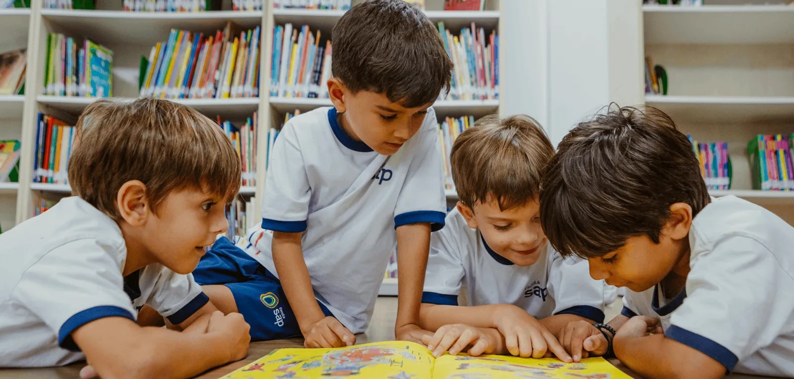 Alunos da Escola SAP aprendendo juntos na biblioteca