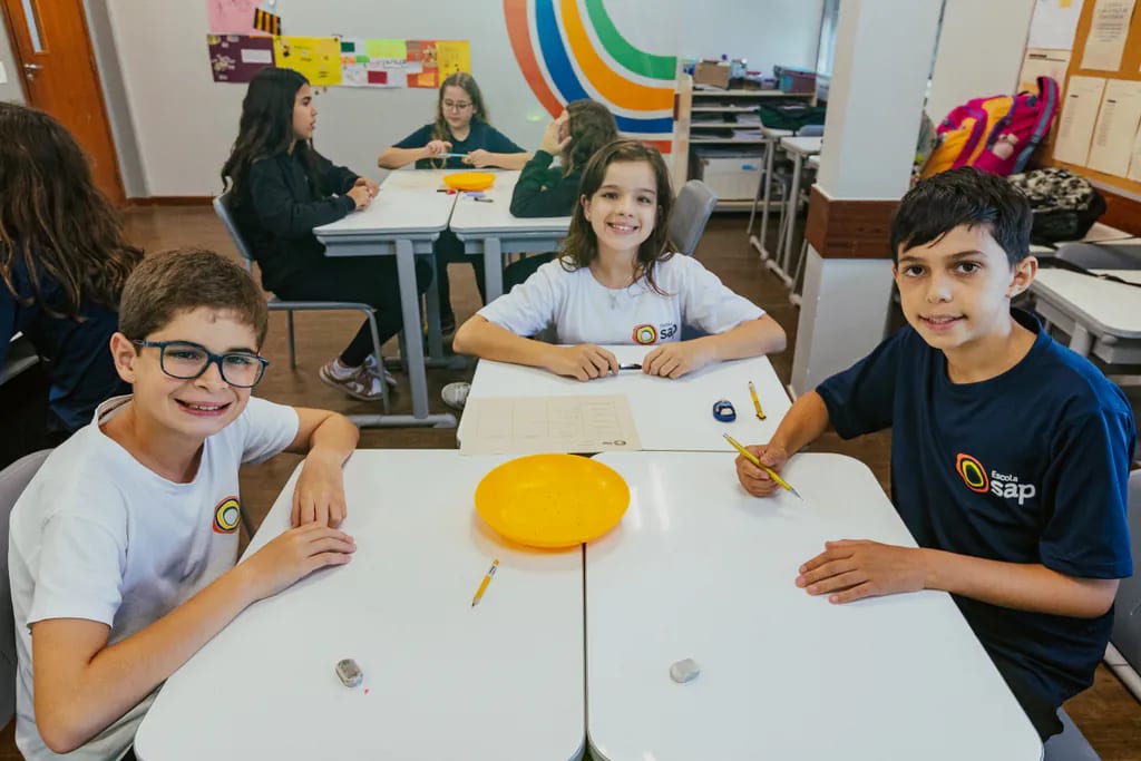 Estudantes dos Anos Finais da Escola SAP em atividade colaborativa