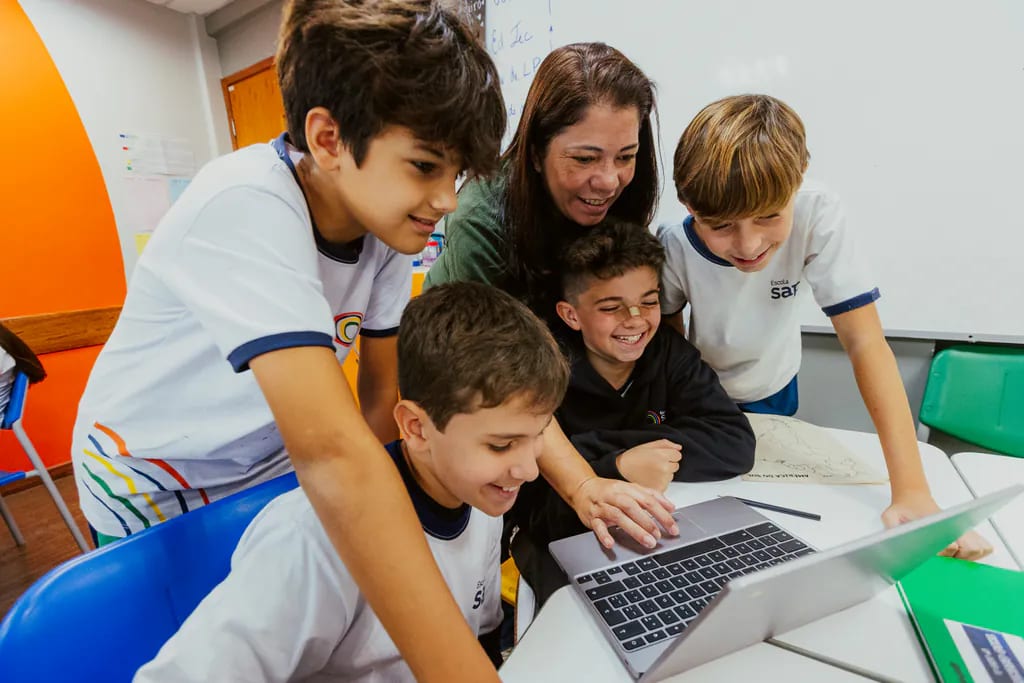 Estudantes dos Anos Iniciais da Escola SAP aprendendo com a professora