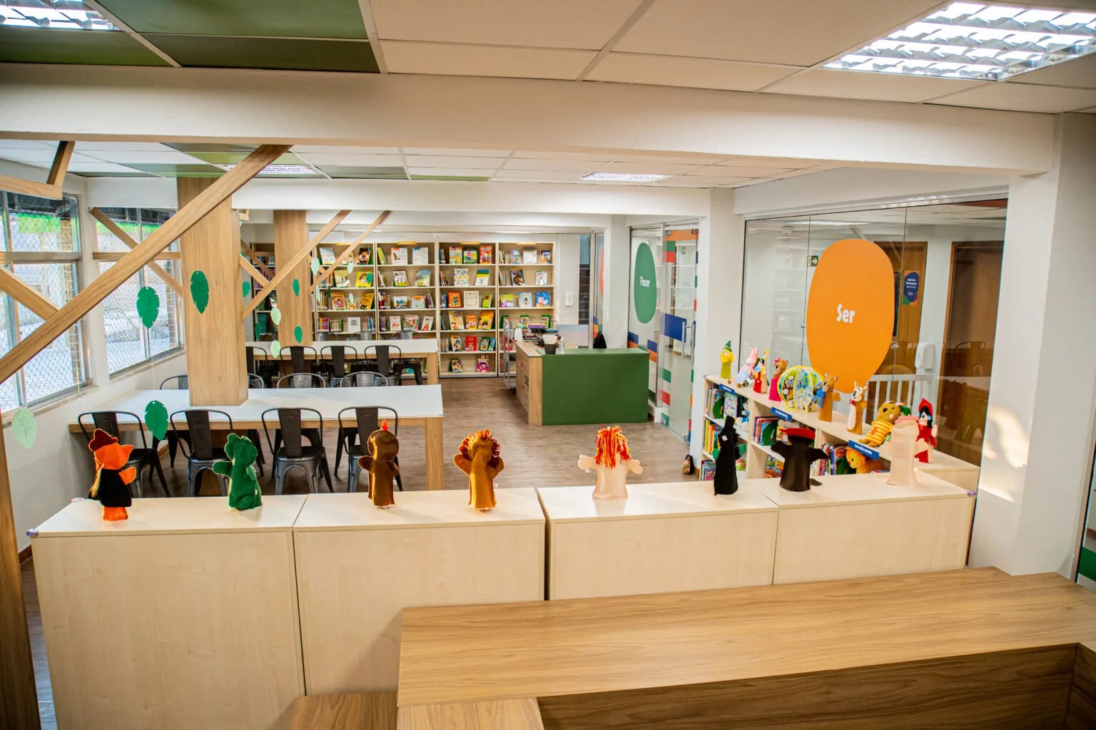 Biblioteca e espaços de convivência da Escola SAP
